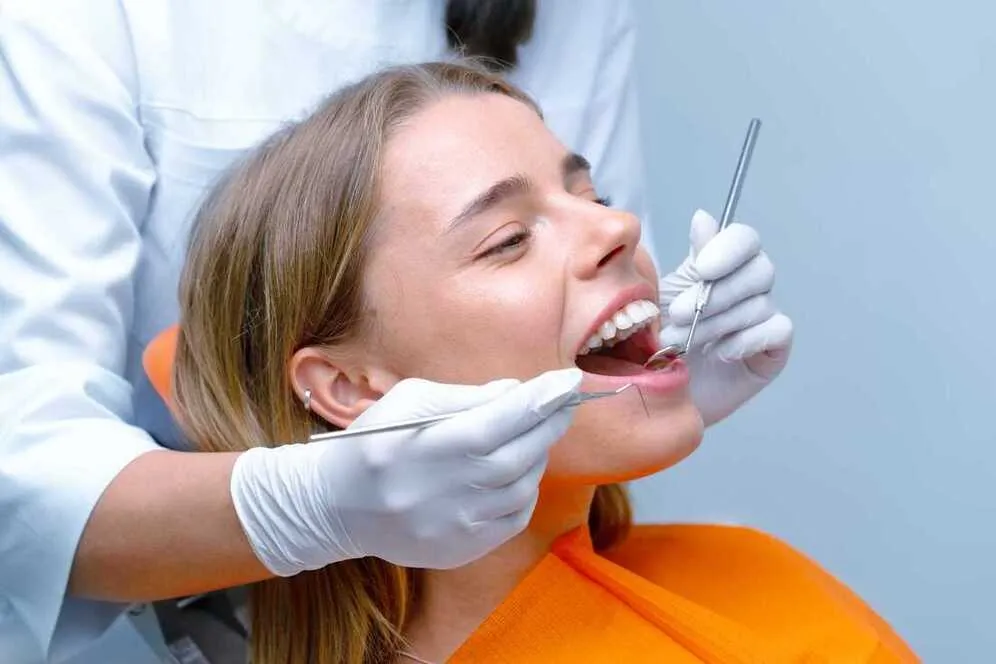 Dentalhygienikerin behandelt eine Patientin