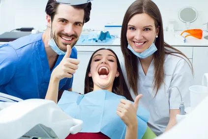 Zahnärztliches Team mit Patientin