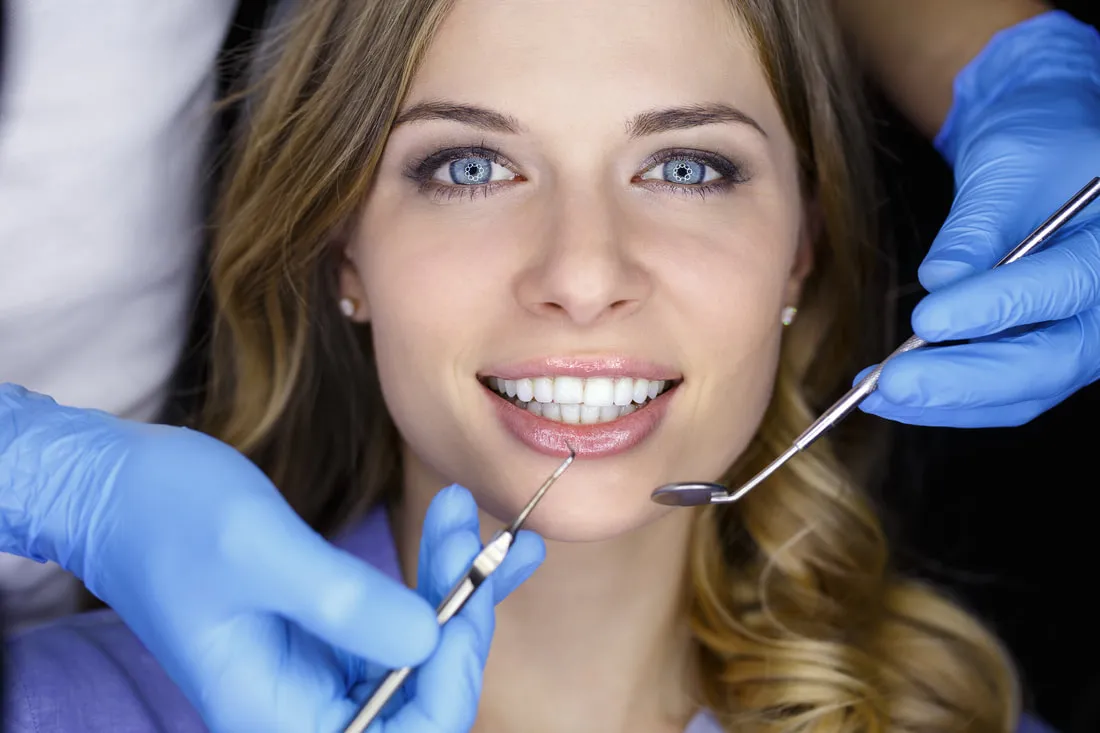 Lachende Patientin nach der Dentalhygiene