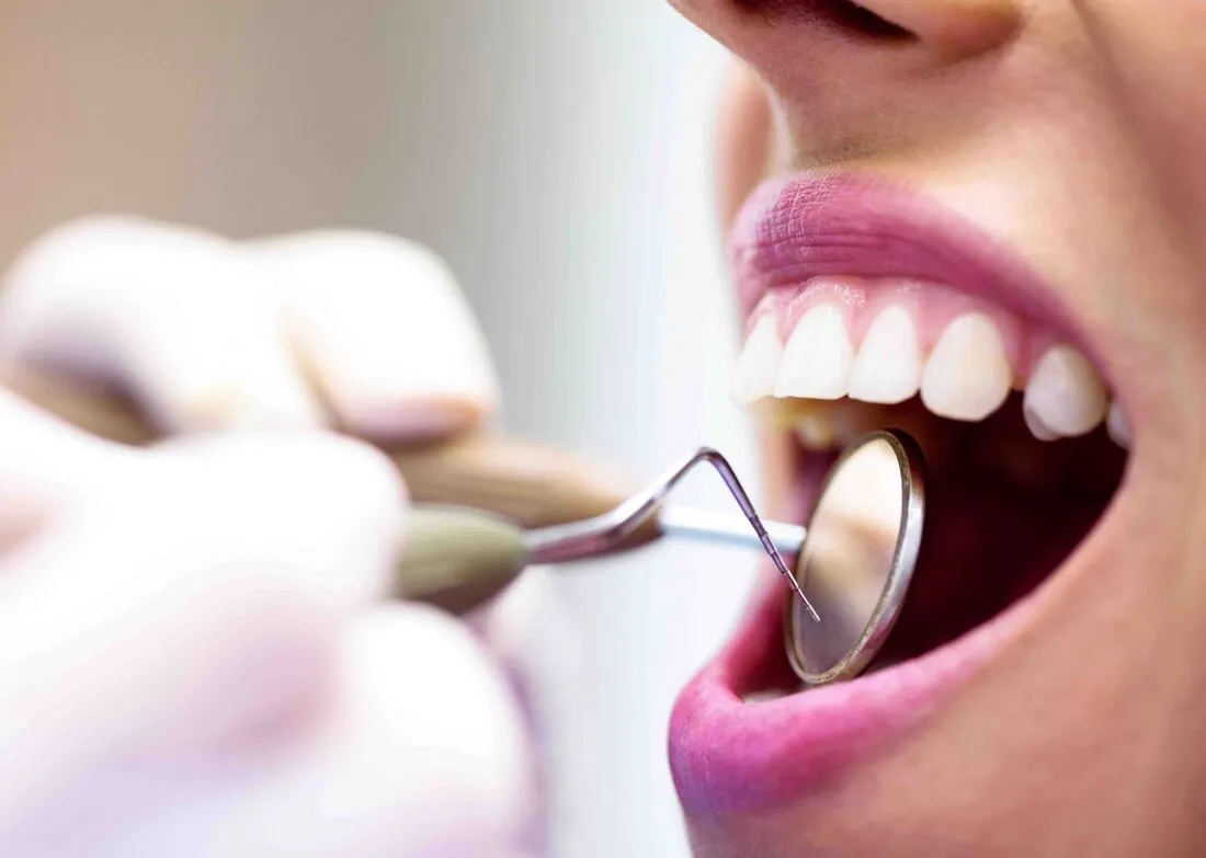 Dentalhygienikerin behandelt eine Patientin