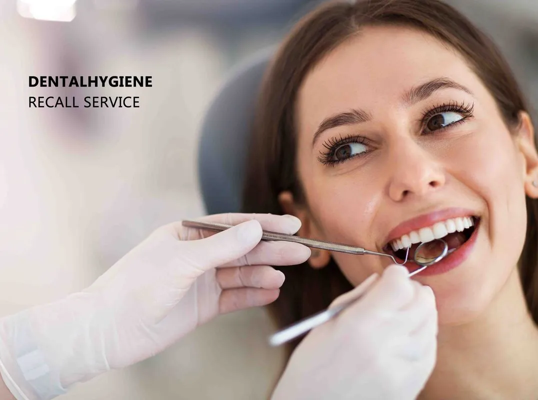 Dentalhygienikerin behandelt eine Patientin; Schriftzug «Dentalhygiene Recall Service»