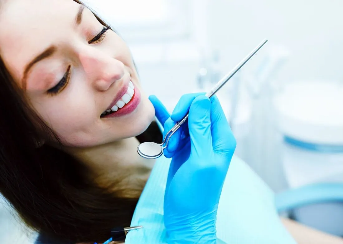 Dentalhygienikerin behandelt eine Patientin