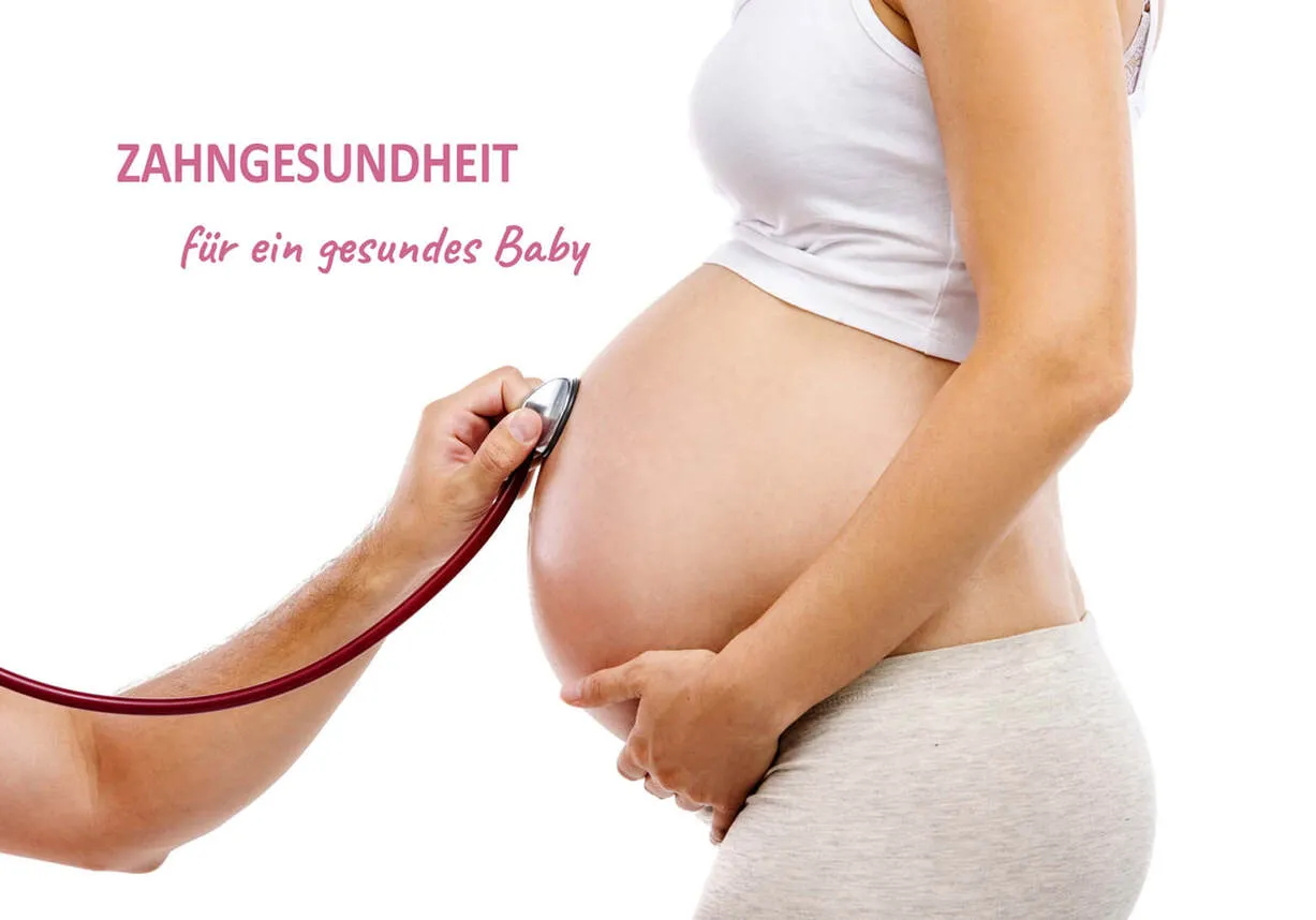 Schwangere Frau hält ein Kleid über den Bauch