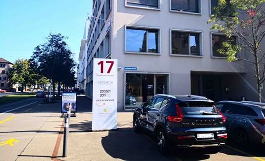Eingang des Geschäftshauses mit der Nummer 17