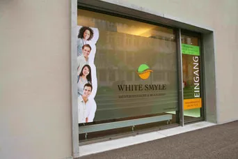 Schaufenster mit Praxisbeschriftung