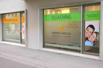 Schaufenster der Praxis WHITE SMYLE