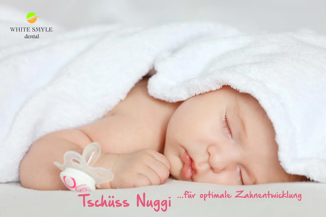 Schlafendes Baby mit Nuggi; Schriftzug «Tschüss Nuggi»